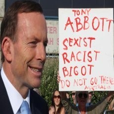 Tony Abbott Disambut Demonstran Saat Hendak Gunakan Hak Suaranya