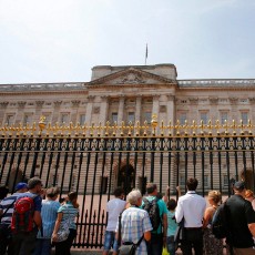 Panjat Pagar Istana Buckingham, Seorang Pria Ditangkap Polisi Inggris