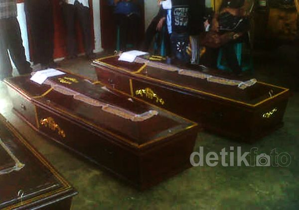 Jenazah Korban Kapal Tenggelam Tiba di Bandara FL Tobing