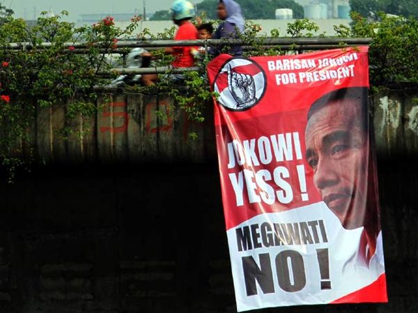 Spanduk Dukung Jokowi Hiasi Flyover Matraman