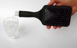 Wah, Tempat Minum Ini Bisa Jadi Sisir!