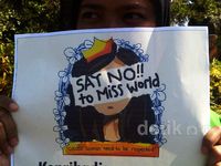 Mahasiswa Muslim Surabaya Tolak Miss World