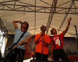 Ditemani Slank, Jokowi Tinjau Kali Krukut