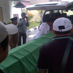 Kerabat Jemput Para Jenazah Kecelakaan Tol Jagorawi di RS Polri