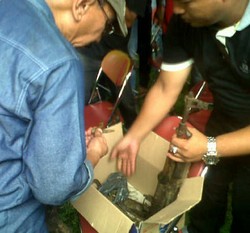 Warga Aceh Utara Serahkan 2 Senpi AK 56 Sisa Konflik ke Polisi