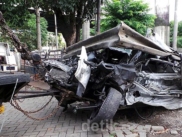 Inilah Kondisi Mobil Yang Ditabrak Putra Ahmad Dhani