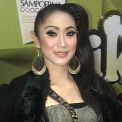 Nyanyi Tanpa Lagu Sendiri, Ira Swara Sukses Buat Warga Lampung Bergoyang