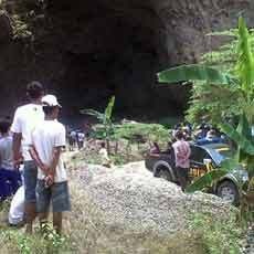 Dua Orang Tewas Terkena Longsor Tebing Setinggi 100 Meter