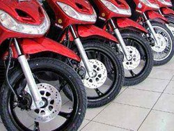 Di Pelabuhan Ratu, Gadis Pakai Skuter Suka Dinilai Negatif