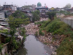 Di Tengah Penertiban PKL, Warga Keluhkan Sampah di Kali Cipinang