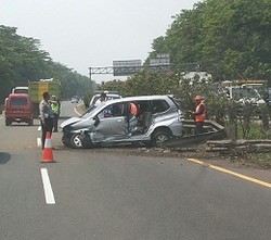 Avanza Ringsek Tabrak Pembatas Tol Jagorawi
