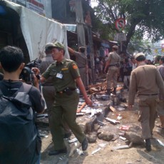Satpol PP Bersih-bersih, Trotoar Pasar Gembrong Kini Bisa Dilintasi Pejalan Kaki