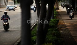 Pemotor di Jakarta Memang Keterlaluan, Trotoar Juga Disikat Buat Jalan