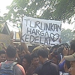Blusukan ke Perajin Tahu Tempe, Gita Disambut Spanduk Turunkan Harga Kedelai