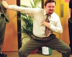 Calon Karyawan Ini Dipaksa Menari Saat Interview Kerja