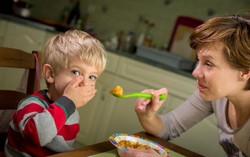 Si Kecil Sering Rewel Soal Makanan? Coba Siasati dengan Cara Ini