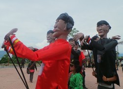 Mengarak Sigale-gale, Anak Raja di Festival Danau Toba 2013