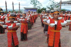 Ratusan Penari Tor-tor Sawan Buka Festival Danau Toba 2013