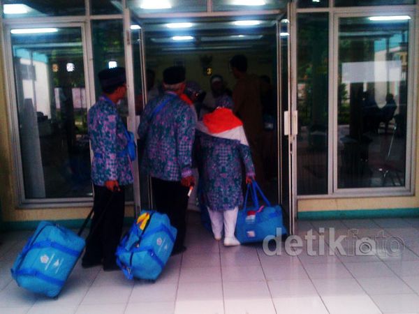 Jamaah Haji Asal Jakarta Tiba di Asrama Pondok Gede 