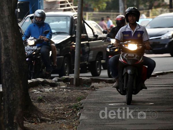 Hindari Macet, Pemotor Terobos Trotoar