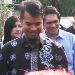 Ahmad Dhani Bertatapan dengan Anak Nurmansyah