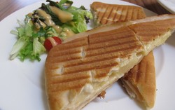 Cafe Madeleine Patisserie: Menikmati Keunikan Cheesey Toasties dengan Isian Nanas