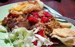 Warung Bhakti: Nasi Goreng Komplet Pengganjal Perut di Malam Hari