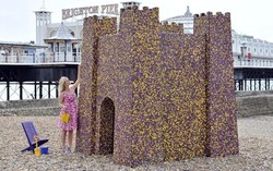 Wow! Ada Istana Cokelat Raksasa di Tepi Pantai!