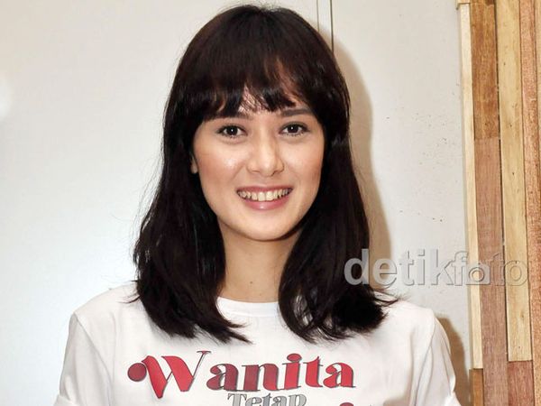 Senyum Manis Renata Kusmanto