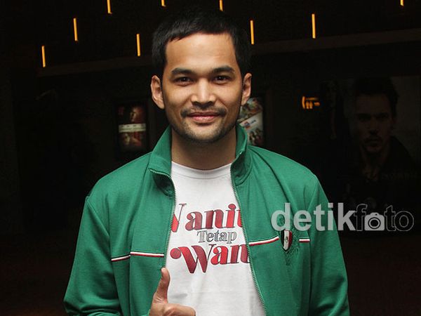 Gaya Teuku Wisnu Berjaket Hijau