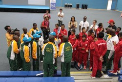     Anak-anak Indonesia saat berkenalan dengan Afrika Selatan di komplek Surrey Sports Park, Guildford, London, menjelang dimulainya turnamen usia 10-12 tahun bertajuk Danone Nations Cup.