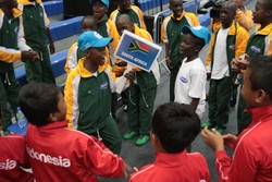 Tim Indonesia dengan Afsel terbilang cepat akrab. Tampak mereka saling bergurau, kemudian menarik-nari bersama, walaupun mereka ada hambatan komunikasi dalam hal bahasa. Danone Nations Cup 2013 diikuti 32 negara.