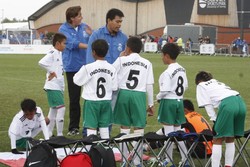 Manajer dan tim pelatih sedang memberi pengarahan kepada anak-anak saat bertanding melawan Jepang di babak perempatfinal, Jumat 6 September 2013.