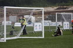Yusuf Randy menjadi pahlawan kemenangan Indonesia atas Arab Saudi di babak 16 besar. Foto ini adalah aksinya saat mencoba menghalau sebuah tendangan penalti Arab.