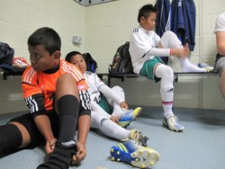 Anak-anak merasakan suasana pertandingan 'sungguhan'. Mereka memulai persiapan sebelum bertanding di dressing room. Ini adalah suasana ruang ganti di komplek Surrey Sports Park, yang merupakan fasilitas dari Univesity of Surrey, London.