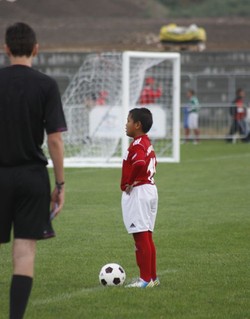 Ini adalah Saddam Baihaki. Ia adalah kapten tim Indonesia di turnamen Danone Nations Cup 2013. Ini adalah gaya Saddam sebelum mengeksekusi tendangan penalti dalam drama tos-tosan melawan Arab Saudi di babak 16 besar.
