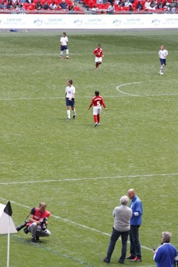 Ambassador Danone Nations Cup, Zinedine Zidane (jaket biru), berada di ujung lapangan ketika Indonesia bertanding melawan Amerika Serikat, 7 September 2013.