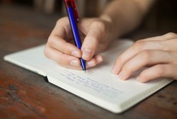 Ingin Membaca Kepribadian Lewat Tulisan Tangan? Ini Caranya