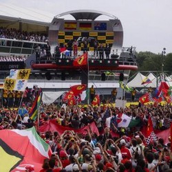 Disoraki Pendukung Ferrari, Vettel Santai
