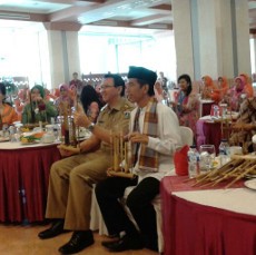 Jokowi-Ahok Main Angklung Munajat Cinta Karya Ahmad Dhani