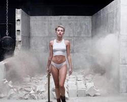 Miley Cyrus Tampil Tanpa Busana di Video Klip Terbaru