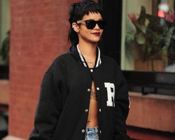 Rihanna Cuek Jalan-jalan di New York Tidak Pakai Bra