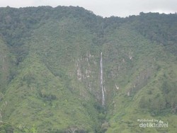 Unik, Air Terjun Berbentuk Hati di Samosir