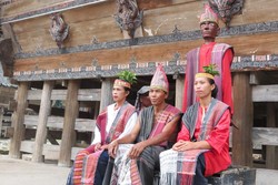 Menari Tortor Bareng Sigale-gale