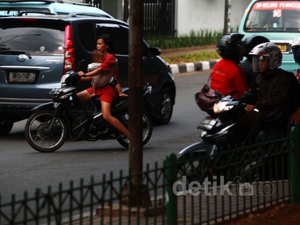 Potong Jalan, Ibu Muda Bahayakan Si Kecil