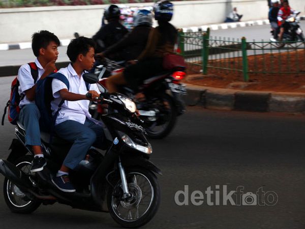 Pelajar Lawan Arus Tanpa Helm