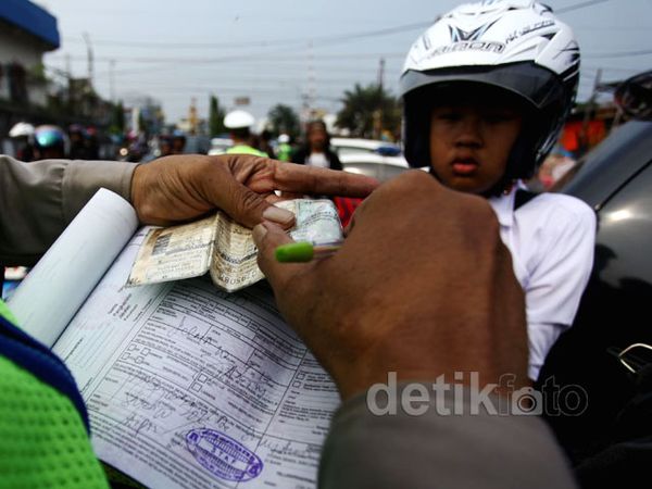 Polisi Razia Anak Sekolah