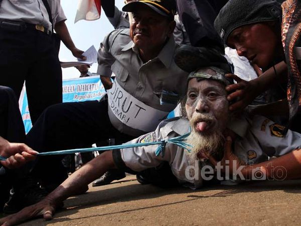 Puluhan Karyawan DAMRI Tuntut Uang Pensiunan