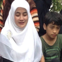 Istri Mendiang Uje Jawab Isu Sudah Menikah Lagi