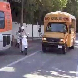 Jalan-jalan Pakai Skuter, Gwyneth Paltrow Nyaris Tertabrak Bus Sekolah